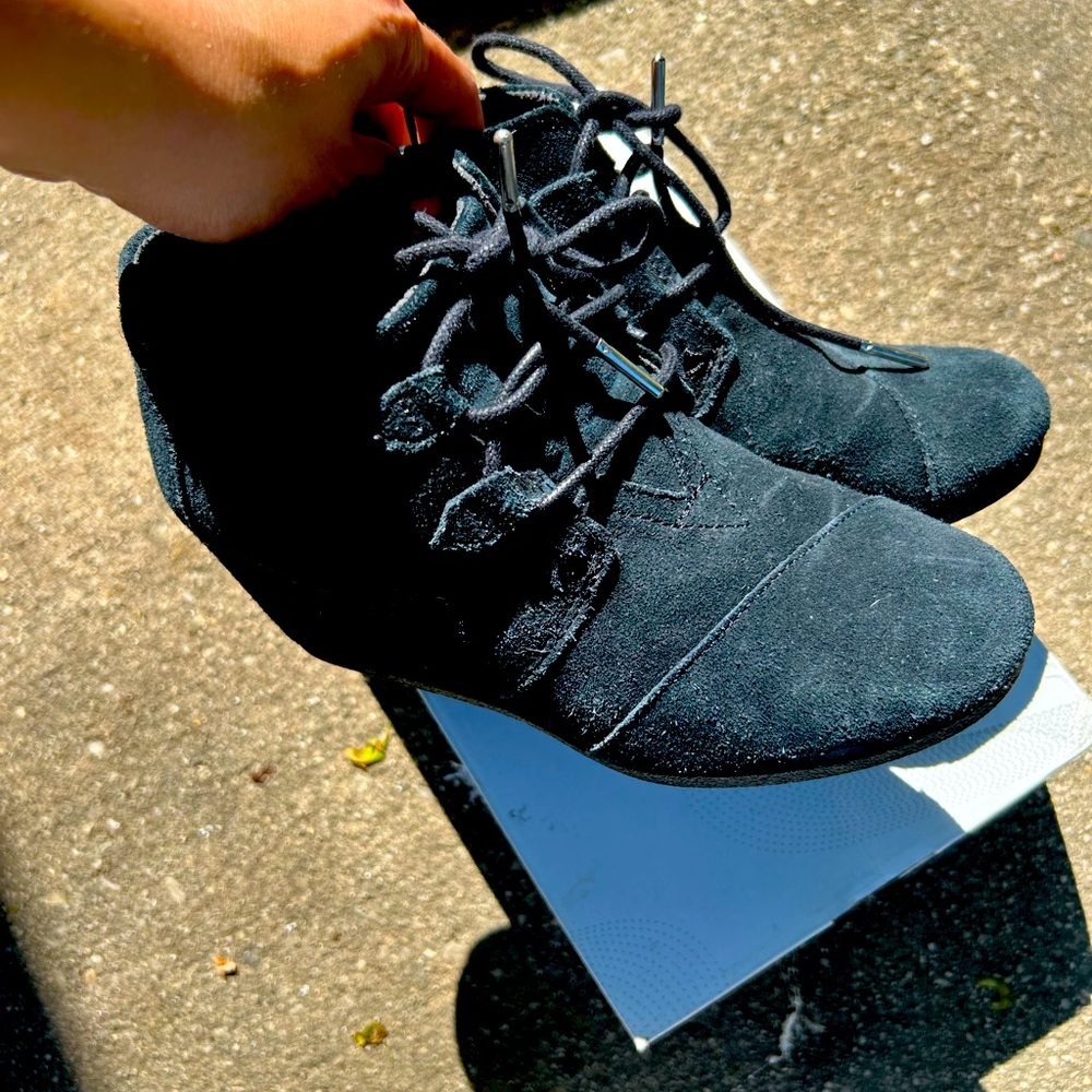 Tom’s suede wedges